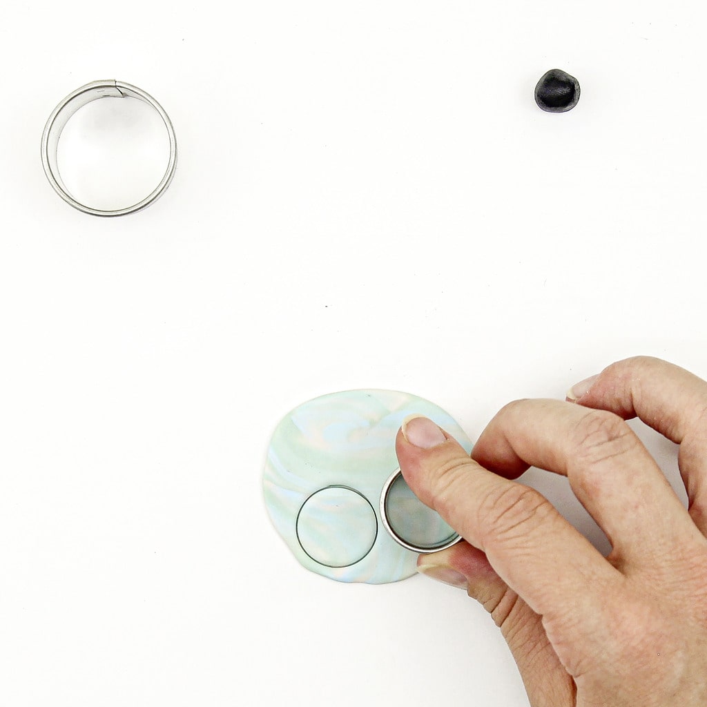 FIMO Oorbellen kleiset DIY  - klei uitsnijden in cirkels